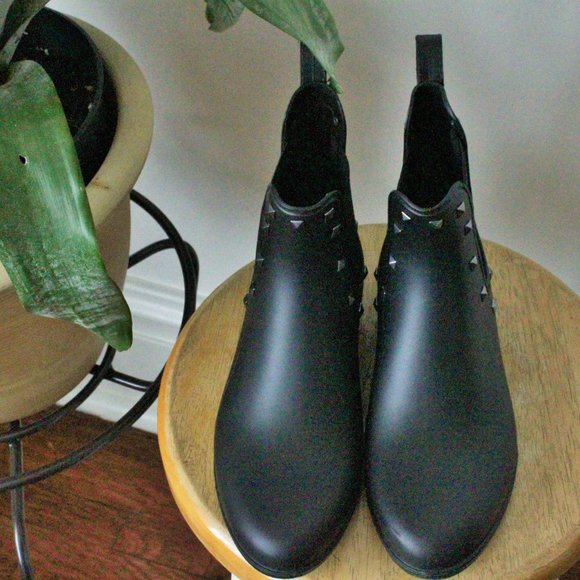 London Fog Black Chelsea rain boots w studs size 7 - Picture 3 of 7